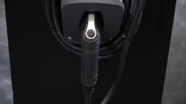 Elektronik araç şarj istasyonu ve konnektör modern ve parlak tasarım özelliklerini gösteriyor