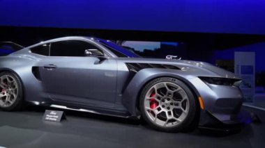 NEW YORK, ABD - 30 Mart 2024: Çarpıcı bir 2023 Ford Mustang GT 'nin arka görüntüsü canlı bir araba fuarında gösterişli ve modern tasarımını gururla sunar