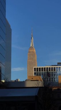 Çok sayıda modern gökdelenle çevrili Empire State Binası 'nın nefes kesici manzarası.