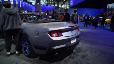 NEW YORK, ABD - 30 Mart 2024: Çarpıcı bir 2023 Ford Mustang GT 'nin arka görüntüsü canlı bir araba fuarında gösterişli ve modern tasarımını gururla sunar
