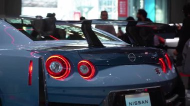 NEW YORK, ABD - 30 Mart 2024: Gelin ve çarpıcı Nissan GTR 'ı keşfedin.