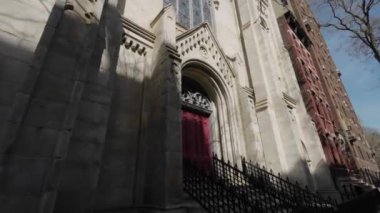 Karmaşık ve güzel Gotik mimari detaylarını sergileyen tarihi bir kilise girişinin çarpıcı manzarası.