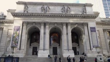 NEW YORK, ABD - 22 Şubat 2024: Büyüleyici mimarisi ve tarihsel önemi ile ünlü ikonik New York Halk Kütüphanesi 'ni keşfedin