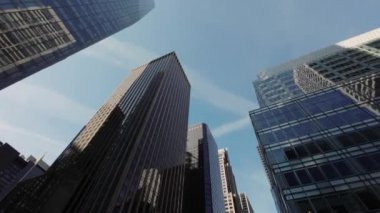 Nefes kesici ve çarpıcı bir manzara muhteşem gökdelenler Manhattan 'da açık mavi bir gökyüzüne güzel bir şekilde kurulmuş.