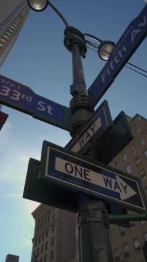 33. cadde ile 5. caddenin kesiştiği yerde New York 'ta yön bulma konusunda çeşitli işaretler var.