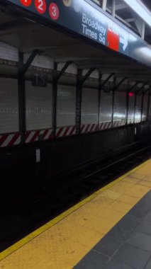 NEW YORK, ABD - 3 Mart 2024: New York 'ta şehir ulaşımının hayat dolu yaşamını gözler önüne seren, banliyö treninin hareketli görüntüsü