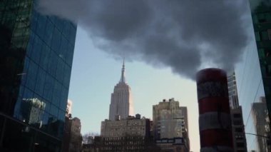 Modern gökdelenler ve gökdelenler tarafından çerçevelenmiş Empire State Binası 'nın çarpıcı manzarası.