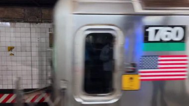 Grand Central metro istasyonu tabelasının tarihi ve zamansız cazibesini gösteren ikonik ve dikkate değer bir görüntüsü. Tren geliyor..