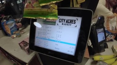 NEW YORK, ABD - Şubat 2, 2024: Kullanıcılar için City Acres Market 'te işlem ayrıntılarını gösteren çağdaş bir öz servis kontrol sistemi