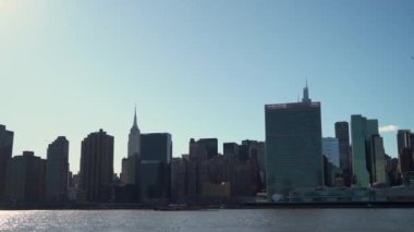 Çarpıcı bir şehir siluetinin nefes kesici manzarası modern mimarinin ihtişamını güzel bir şekilde yansıtıyor. Manhattan 'daki Empire State binası..