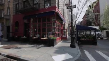 NEW YORK, ABD - 30 Mart 2024: Kalabalık bir şehir köşesinde bulunan bu büyüleyici kafe çarpıcı bir canlı tasarım ve açık havada oturmayı davet ediyor. Merkez ikramiye, küçük baykuş arkadaşları kafesi..