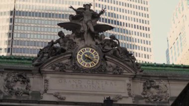 İkonik saat ve güzel heykeller New York 'un ünlü bir simgesi olan Grand Central Terminali' nde yer alıyor.