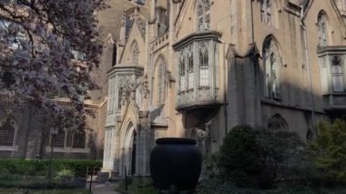 Gerçekten çarpıcı bir Gotik diriliş binası. Çiçek açmış ağaçlarla çevrili güzel bir bina.