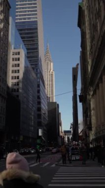 NEW YORK, ABD - 22 Şubat 2024: Hareketli bir şehir sokağı çarpıcı modern mimariyi ve canlı, kentsel yaşamı canlı bir şekilde sergiliyor