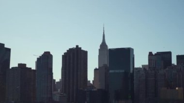 Göz kamaştırıcı bir siluet güzel bir şekilde ikonik Empire State Binası 'nı gökyüzü zeminine karşı sergiliyor.