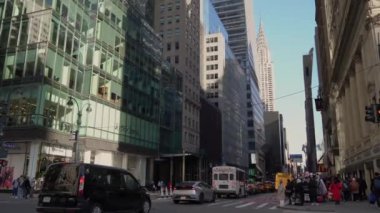 NEW YORK, ABD - 22 Şubat 2024: Hareketli bir şehir sokağı çarpıcı modern mimariyi ve canlı, kentsel yaşamı canlı bir şekilde sergiliyor