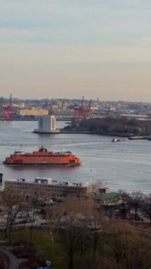 Büyüleyici bir kentsel çevre, büyüleyici bir şehrin altında güzel su yolu boyunca hareket eden tekneleri gösteriyor. New York Staten Adası feribotu
