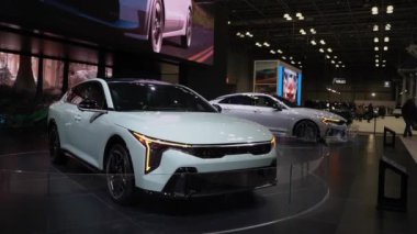 NEW YORK, ABD - 30 Mart 2024: Modern otomotiv yeniliği ve eşsiz tasarımı sergilenen iki şık ve fütüristik elektrikli araba. KIA