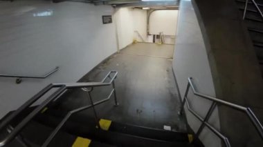Temiz ve modern bir yeraltı merdiveni her şeyin üstünde parlak ve davetkar bir alana erişim sağlar. New York metro istasyonu.