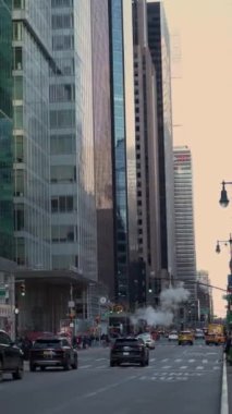 NEW YORK, ABD - 22 Şubat 2024: Hareketli bir şehir sokağı çarpıcı modern mimariyi ve canlı, kentsel yaşamı canlı bir şekilde sergiliyor