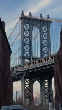 NEW YORK, ABD - 2 Şubat 2024: Dumbo Brooklyn 'deki tarihi tuğla yapıların ortasındaki Manhattan Köprüsü' nün büyüleyici ve nefes kesici görüntüsü