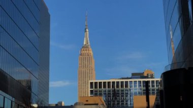 Çok sayıda modern gökdelenle çevrili Empire State Binası 'nın nefes kesici manzarası.