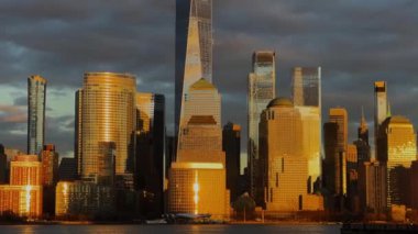 Büyüleyici ve nefes kesici New York silueti manzarası muhteşem bir günbatımında altın ışıkla güzelce yıkandı. New York Manhattan şehir merkezi gün doğumu.