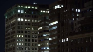 Parlak ofis pencereleri ve şehir mimarisini güzel gösteren nefes kesici bir gece manzarası. New York Manhattan.