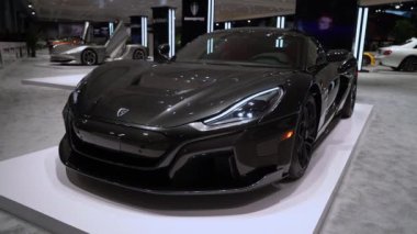 NEW YORK, ABD - 30 Mart 2024: Çarpıcı bir siyah hiper araba modern otomotiv tasarımı ve yeniliğinin en iyisini sergiliyor