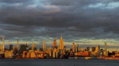 Büyüleyici ve nefes kesici New York silueti manzarası muhteşem bir günbatımında altın ışıkla güzelce yıkandı. New York Manhattan şehir merkezi gün doğumu.