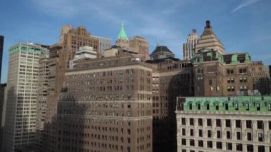 New York 'taki klasik ve modern binaların karışımıyla çeşitli mimari ürünler sergileyen çarpıcı bir şehir silüeti.