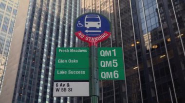 New York, New York 'un hareketli şehrindeki çeşitli güzergahları açıkça gösteren bir otobüs durağı tabelasının engelsiz görüntüsü.