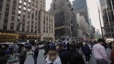 NEW YORK, ABD - 30 Mart 2024 Dinamik ve hareketli bir sokak sahnesi New York şehrinin hayat enerjisini ve enerjisini canlı bir şekilde yakalıyor