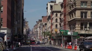 NEW YORK, ABD - 19 Haziran 2024 Klasik mimariyi parlak bir şekilde sergileyen ve her yerde yoğun sokak yaşamını gözler önüne seren canlı bir şehir manzarası