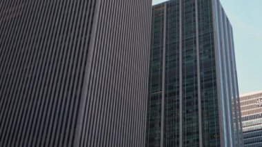 New York 'un çağdaş mimarisini güzel bir şekilde sergileyen şık şehir gökdelenlerinin yer aldığı çarpıcı bir yakın plan.