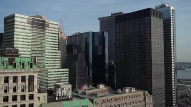 Nefes kesici bir çatı manzarası çarpıcı şehir mimarisine karşı muhteşem bir Amerikan bayrağı sergiliyor.