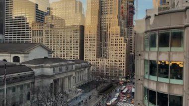 NEW YORK, ABD - 3 Mart 2024: Günbatımında çarpıcı bir şehir manzarası, modern mimari ve yansımaları sergiliyor.