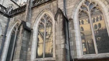 Göz kamaştırıcı gotik mimari vitrinler karmaşık pencereler ve büyüleyici yansımalar sergiliyor, gerçek bir görsel mucize.