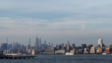 NEW YORK, ABD - 25 Nisan 2024 Manhattan 'ın nefes kesici gökdelenleri güzel bir zemin üzerine kurulmuş