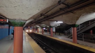 NEW YORK, ABD - 3 Mart 2024: Renkli sütunların ve tarihsel mimarinin yer aldığı eşsiz bir metro istasyonu manzarası. Yeni port 'ta yol treni.