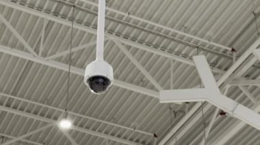 MOSCOW, Rusya - 31 Ağustos 2023: Tavana monte edilmiş bir Beyaz Kubbe Kamerası. CCTV güvenlik kamerası.