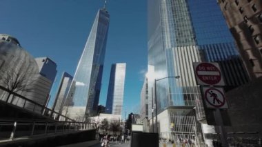 NEW YORK, ABD - 22 Şubat 2024: Çağdaş gökdelenlerin göz kamaştırıcı ve nefes kesici bir görüntüsü berrak mavi bir gökyüzüne karşı güzelce dizilmiş. Manhattan 'daki WTC.