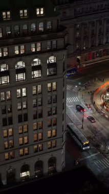 Gece canlı bir şehrin havadan görünüşü, aydınlatılmış pencereler ve New York 'ta hareketli, hareketli bir cadde.