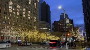 NEW YORK, ABD - 2 Şubat 2024: Güzel, canlı bir şehir caddesi, büyüleyici ve renkli festival ışıklarıyla süslenmiş alacakaranlık huzur içinde yerleşirken