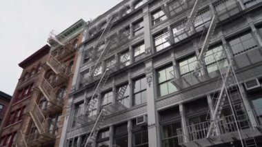 Bu, karmaşık yangın merdivenleri ve modern tasarım ile süslenmiş gösterişli bir şehir binası. New York Soho Bölgesi.