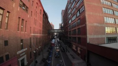 New York 'taki hareketli şehir trafiğiyle birlikte kırmızı tuğlalı binaları sergilenen canlı ve canlı bir sokak manzarası