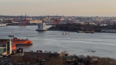 Büyüleyici bir kentsel çevre, büyüleyici bir şehrin altında güzel su yolu boyunca hareket eden tekneleri gösteriyor. New York Staten Adası feribotu