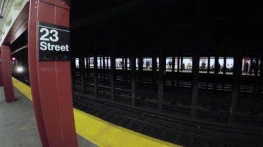 New York 'taki 23. Cadde metrosunun hareketli görüntüsü şehir içi gidip gelen deneyimleri detaylı bir şekilde yakalıyor.
