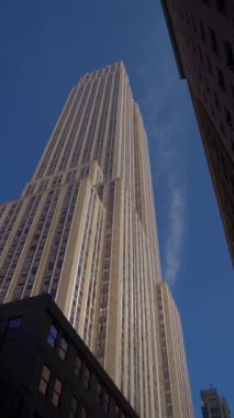 Bir gökdelenin nefes kesici ve çarpıcı bir perspektifi. Gökyüzünde görkemli bir şekilde süzülüyor. New York 'taki Empire State Binası.