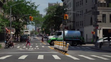 NEW YORK, ABD - 19 Haziran 2024: Hem yayalar hem de araçlar için ideal, yoğun bir yaya geçidi ve trafik ışıklarıyla dolu canlı bir şehir manzarası